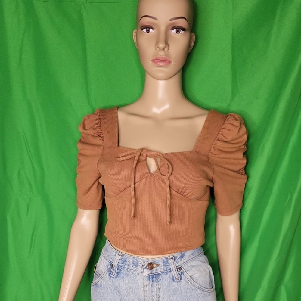 SO Cropped front tie v neck short puff sleeve top